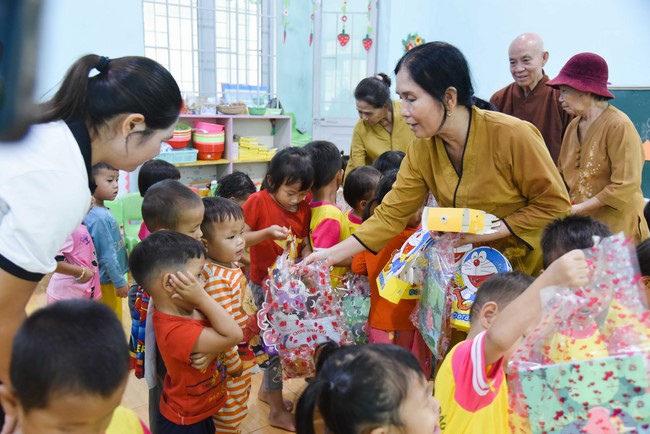 Ban Từ thiện: Tặng quà Trung Thu cho các em học sinh ở Đắk Som, Đăk Nông